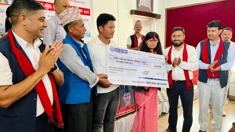 नेपाल निजामती कर्मचारी संगठन तनहुँ द्वारा बन्दीपुरको एक विद्यालयमा एक लाखको अक्षयकोष स्थापना