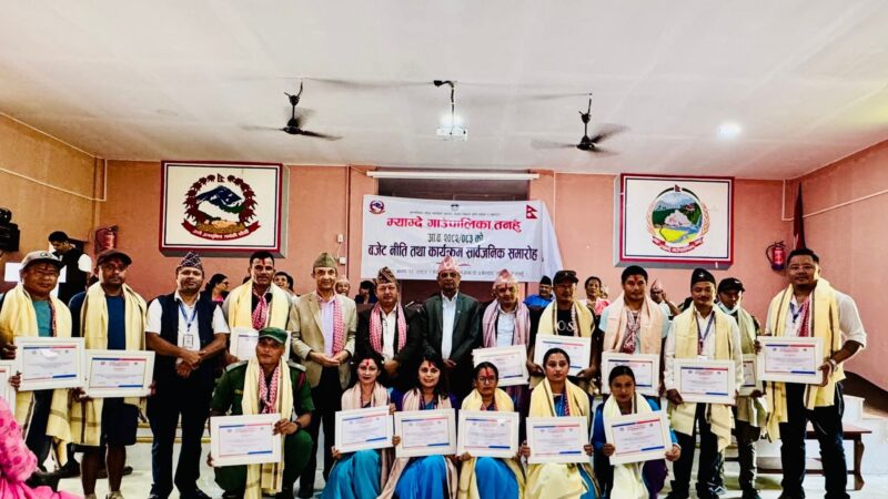 म्याग्दे गाउँपालिकाका उत्कृष्ट ८ कर्मचारी सम्मानित