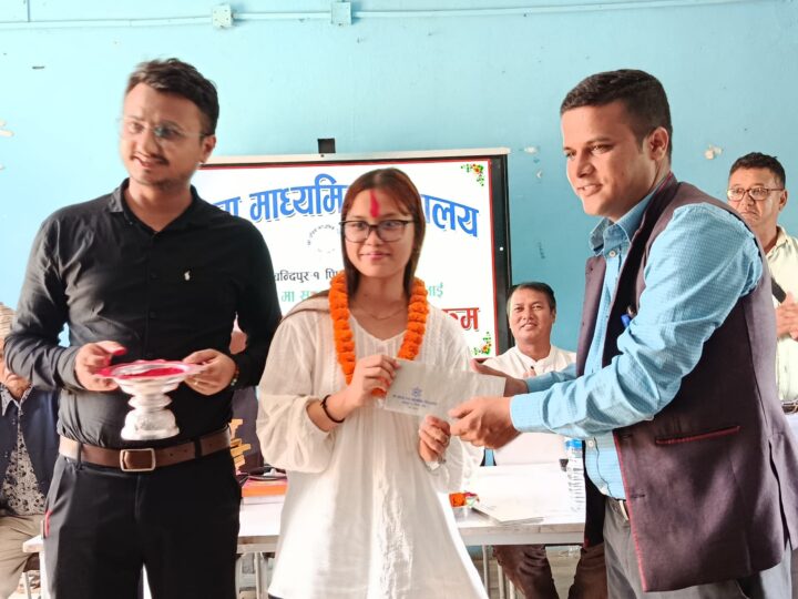 पवित्राका एसइईमा उत्कृष्ट बिद्यार्थीलाई शिक्षक आचार्यकाे नगद पुरस्कार