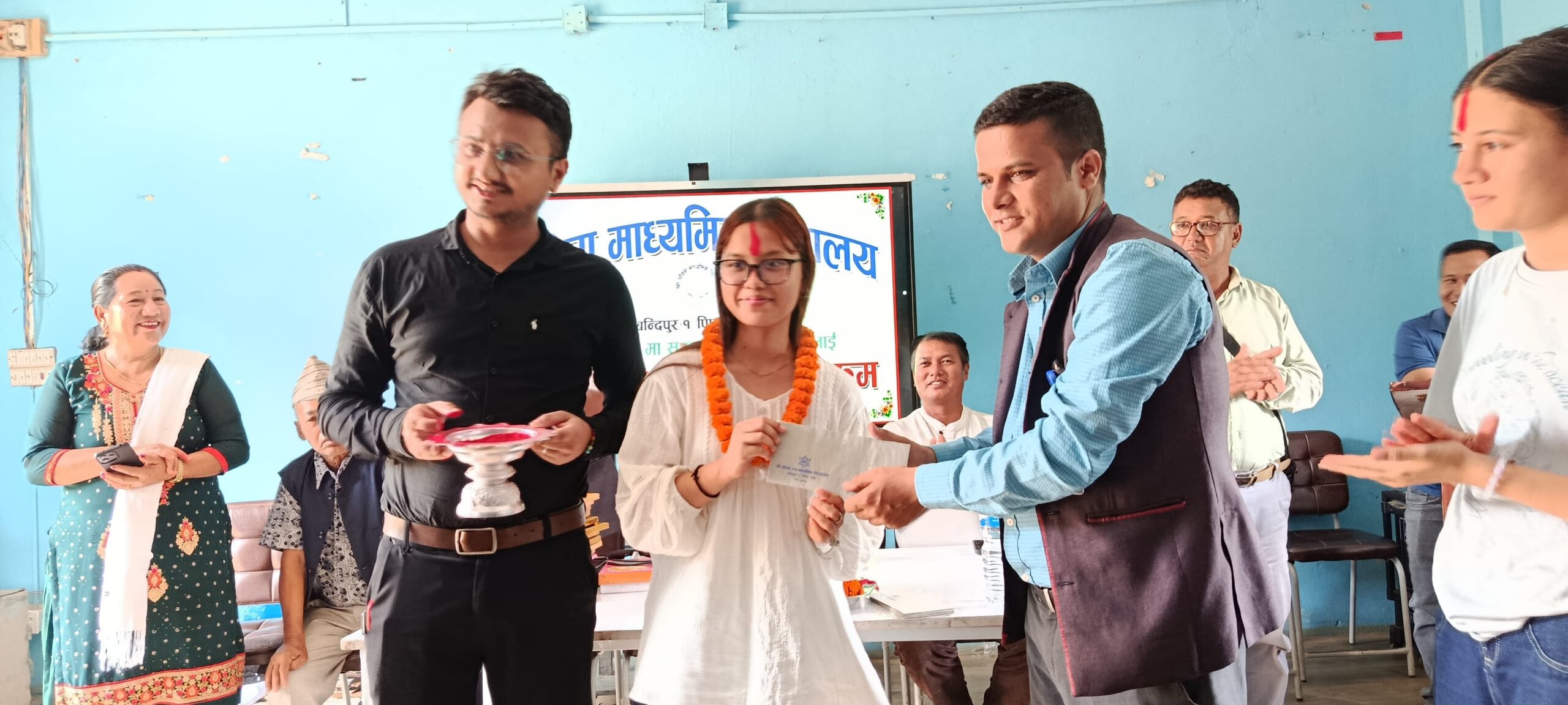 पवित्राका एसइईमा उत्कृष्ट बिद्यार्थीलाई शिक्षक आचार्यकाे नगद पुरस्कार