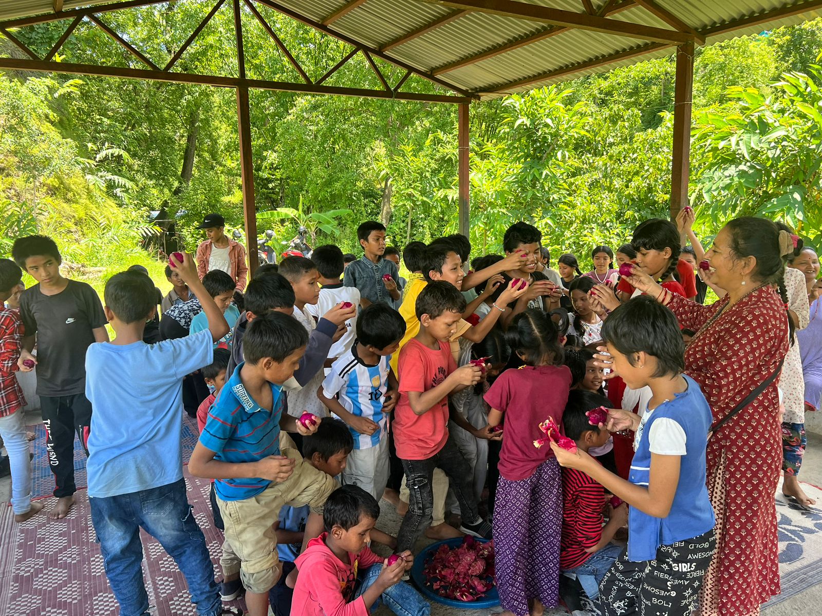 अभिभावकविहीन बालबालिकासँग रमाइन् कल्पना गौली
