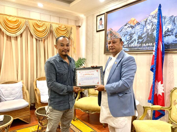 झुलबहादुर आले स्मृति प्रतिष्ठानका अध्यक्ष कमलले भेटे उर्जामन्त्री