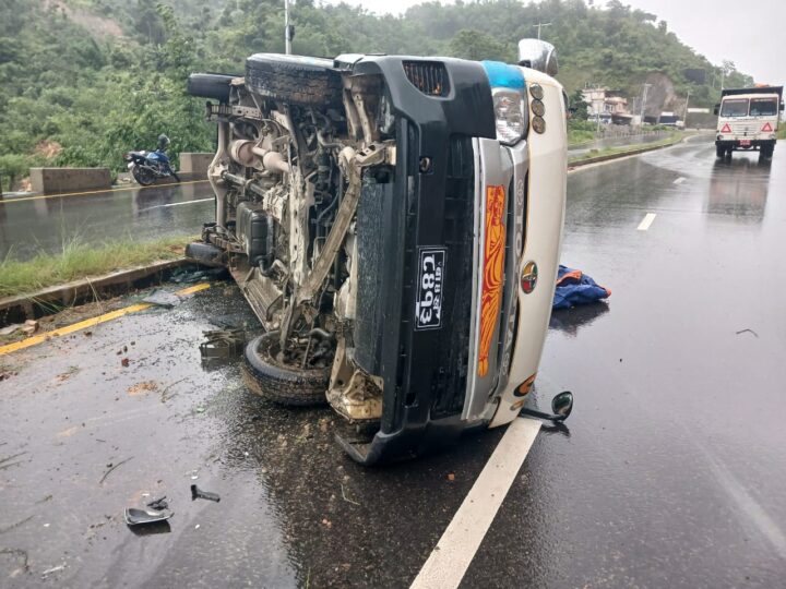 छिर्कनेमा माइक्रो दुर्घटना , ४ जना घाइते