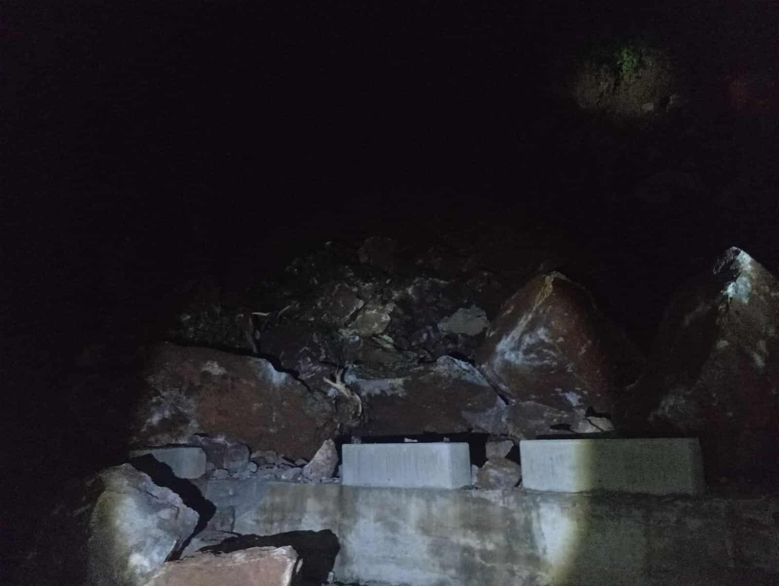 पृथ्वीराजमार्गकाे चुनपहरामा पहिराे खस्दा यातायात अवरुद्ध