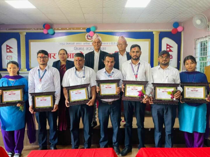 भिमाद नगरपालिकाका सात कर्मचारी नगद सहित सम्मानित