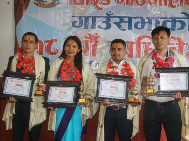 घिरिङ गाउँपालिका द्वारा उत्कृष्ट चार कर्मचारी सम्मानित