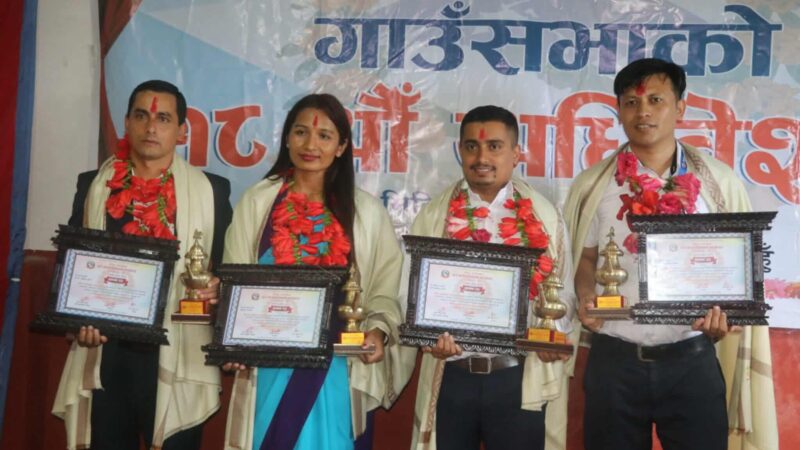 घिरिङ गाउँपालिका द्वारा उत्कृष्ट चार कर्मचारी सम्मानित