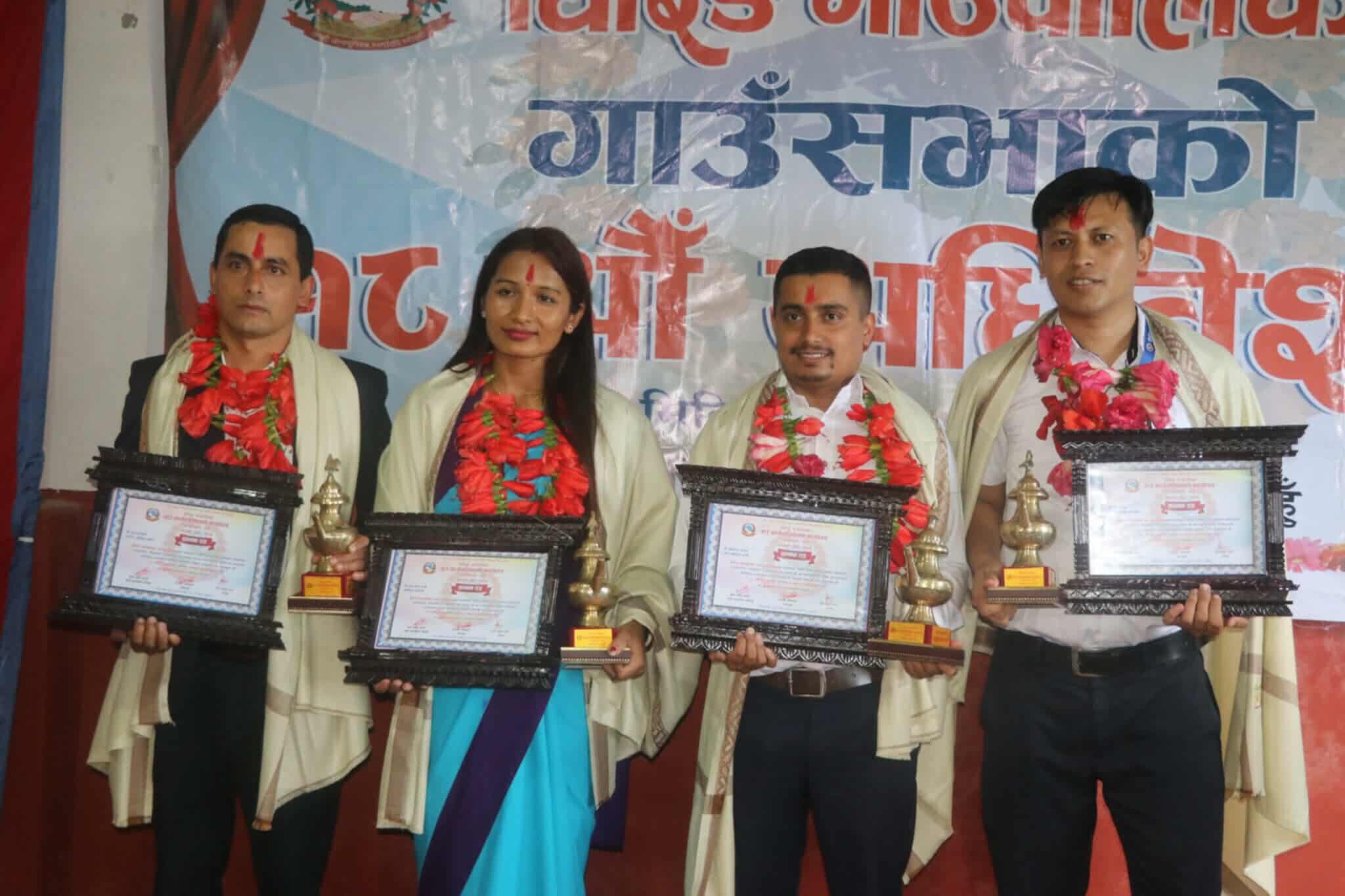घिरिङ गाउँपालिका द्वारा उत्कृष्ट चार कर्मचारी सम्मानित