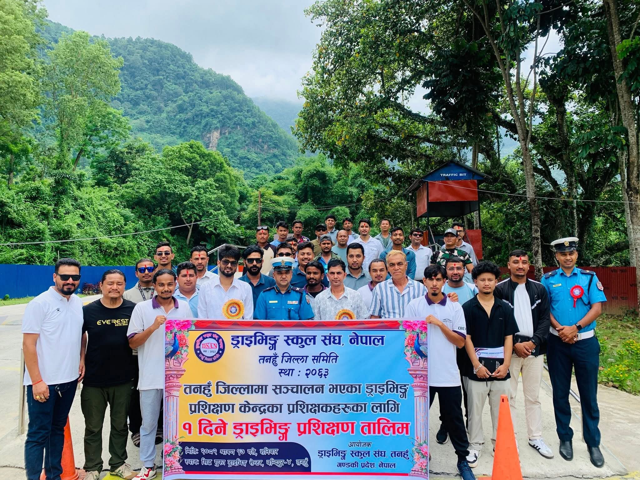 ड्राइभिङ स्कुलका प्रशिक्षकहरूलाइ एक दिने ड्राइभिङ प्रशिक्षण तालिम