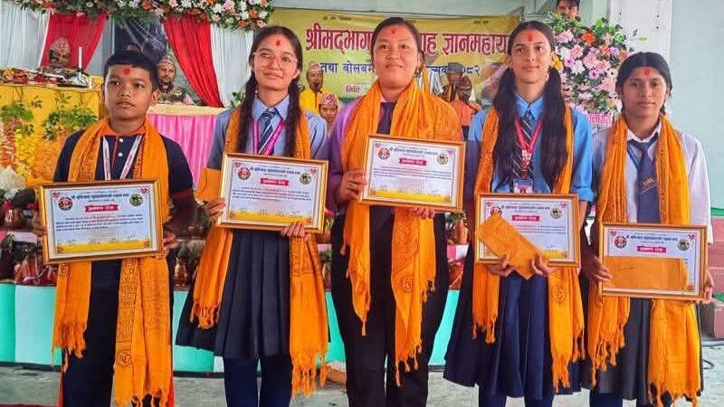 च्यवनधाममा भएको वक्तित्वकला प्रतियोगितामा पञ्चमुनिदेवकी पुनम ठकुरी प्रथम