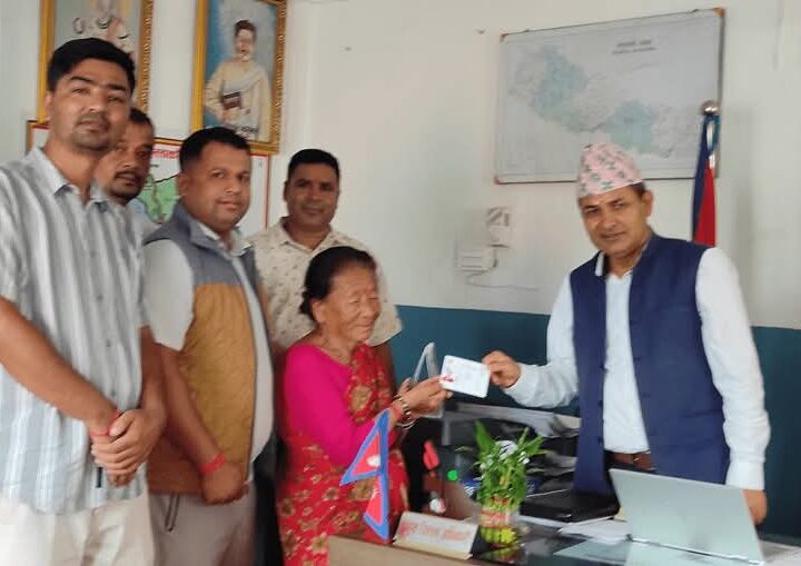 ७२ वर्षकाे उमेरमा आँबुखैरेनीका दुर्गाले पाइन् नेपाली नागरिकता