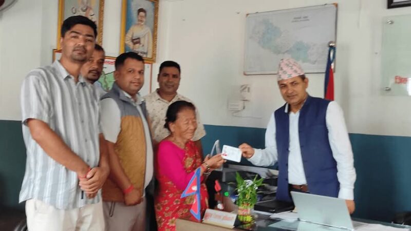 ७२ वर्षकाे उमेरमा आँबुखैरेनीका दुर्गाले पाइन् नेपाली नागरिकता