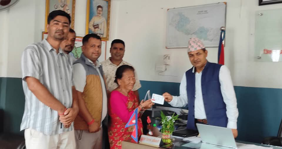 ७२ वर्षकाे उमेरमा आँबुखैरेनीका दुर्गाले पाइन् नेपाली नागरिकता