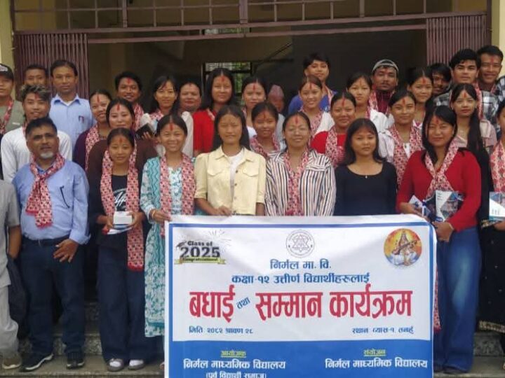 निर्मल मा बि का कक्षा १२ उर्तिण विद्यार्थीहरूलाइ पुर्व बिद्यार्थी समाजको सम्मान