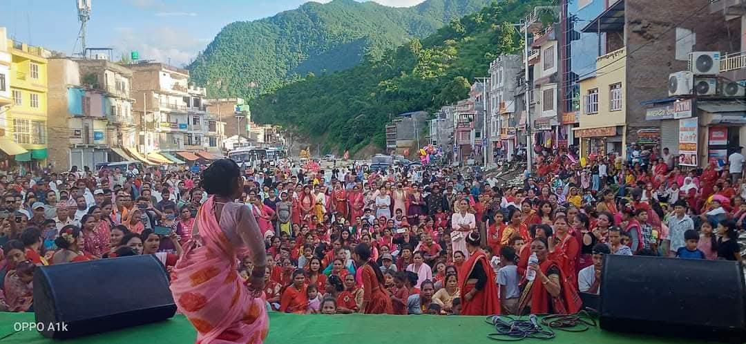 तीजको अवसरमा डुम्रेमा विभिन्न सांस्कृतिक कार्यक्रमकाे आयाेजना