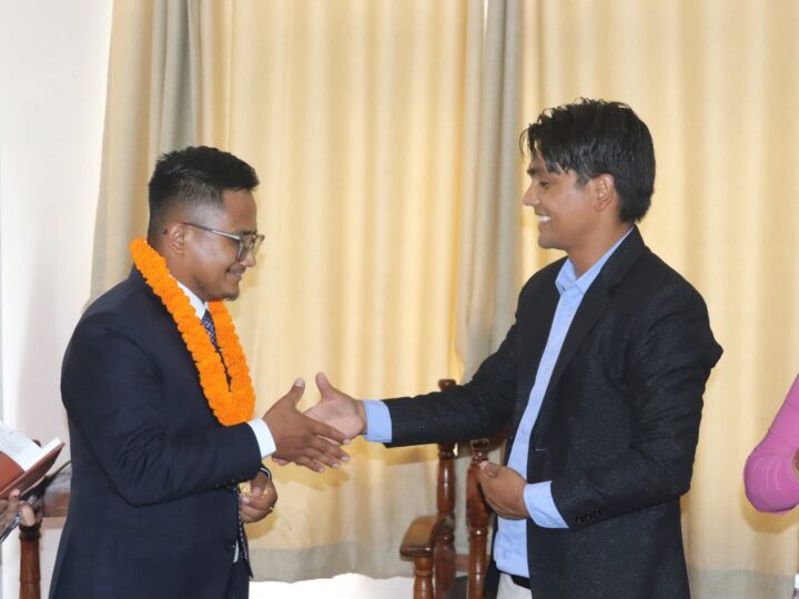 आँवुखैरेनीका अध्यक्ष चुमान र प्रमुख प्रशासकिय वस्नेत बिच विवाद
