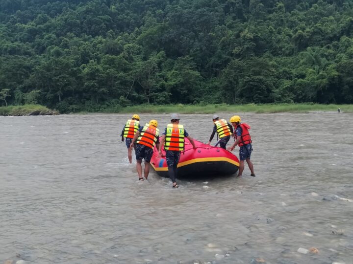 मादीमा डुबेर हिजो देखि बेपत्ता टेलिकमका कर्मचारी हरीलाइ खाेज्न गाेताखाेरकाे प्रयाेग
