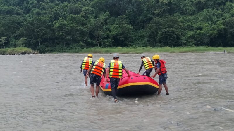 मादीमा डुबेर हिजो देखि बेपत्ता टेलिकमका कर्मचारी हरीलाइ खाेज्न गाेताखाेरकाे प्रयाेग