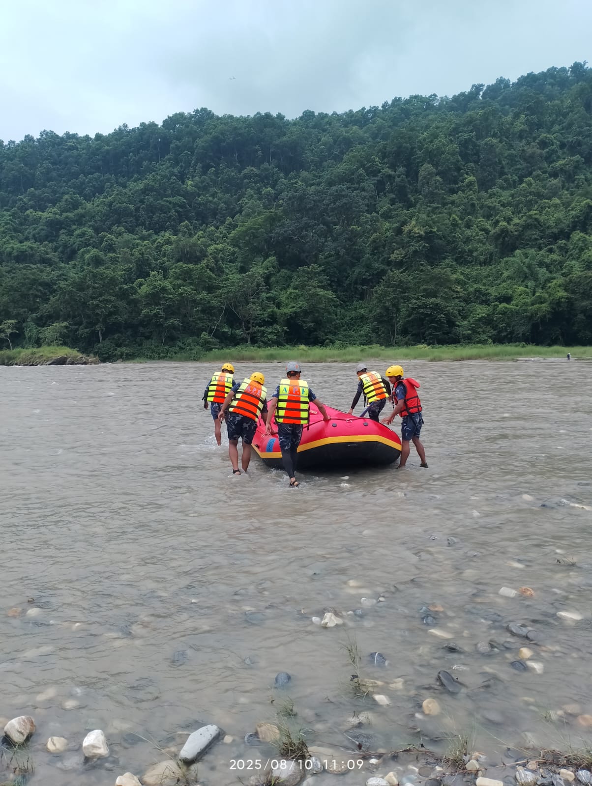 मादीमा डुबेर हिजो देखि बेपत्ता टेलिकमका कर्मचारी हरीलाइ खाेज्न गाेताखाेरकाे प्रयाेग