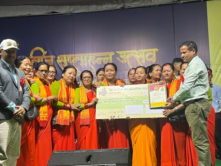 बन्दीपुर केवलकारकाे तीज गीत प्रतियोगितामा व्यासज्योति धर्म जागरण समूह दमाैली प्रथम
