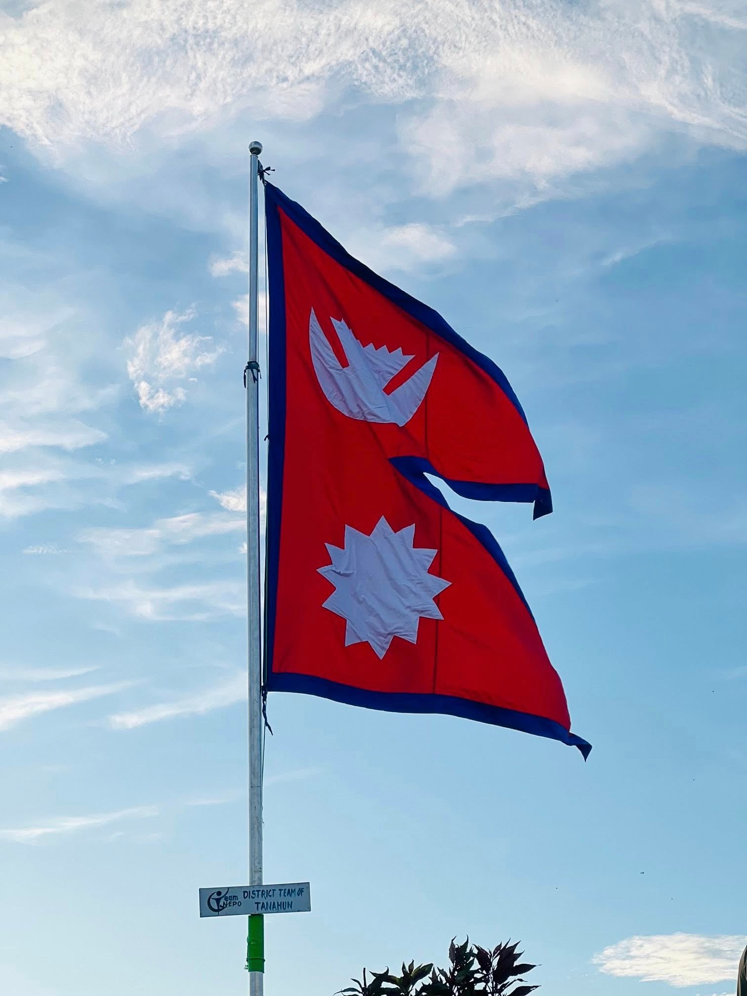 टिम नेपो तनहुँद्वारा मानुङकोटमा झण्डोत्तोलन तथा वृक्षारोपण कार्यक्रम सम्पन्न