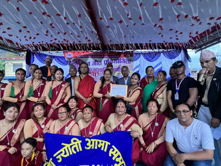 दमाैलीमा भएको लोक दोहोरी गीत प्रतिष्ठानकाे तीज गीत प्रतियोगितामा भादगाउँकाे आमा समुह प्रथम