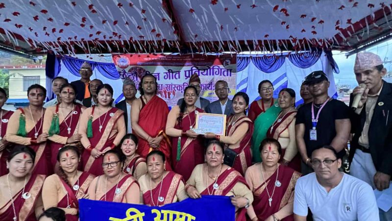 दमाैलीमा भएको लोक दोहोरी गीत प्रतिष्ठानकाे तीज गीत प्रतियोगितामा भादगाउँकाे आमा समुह प्रथम