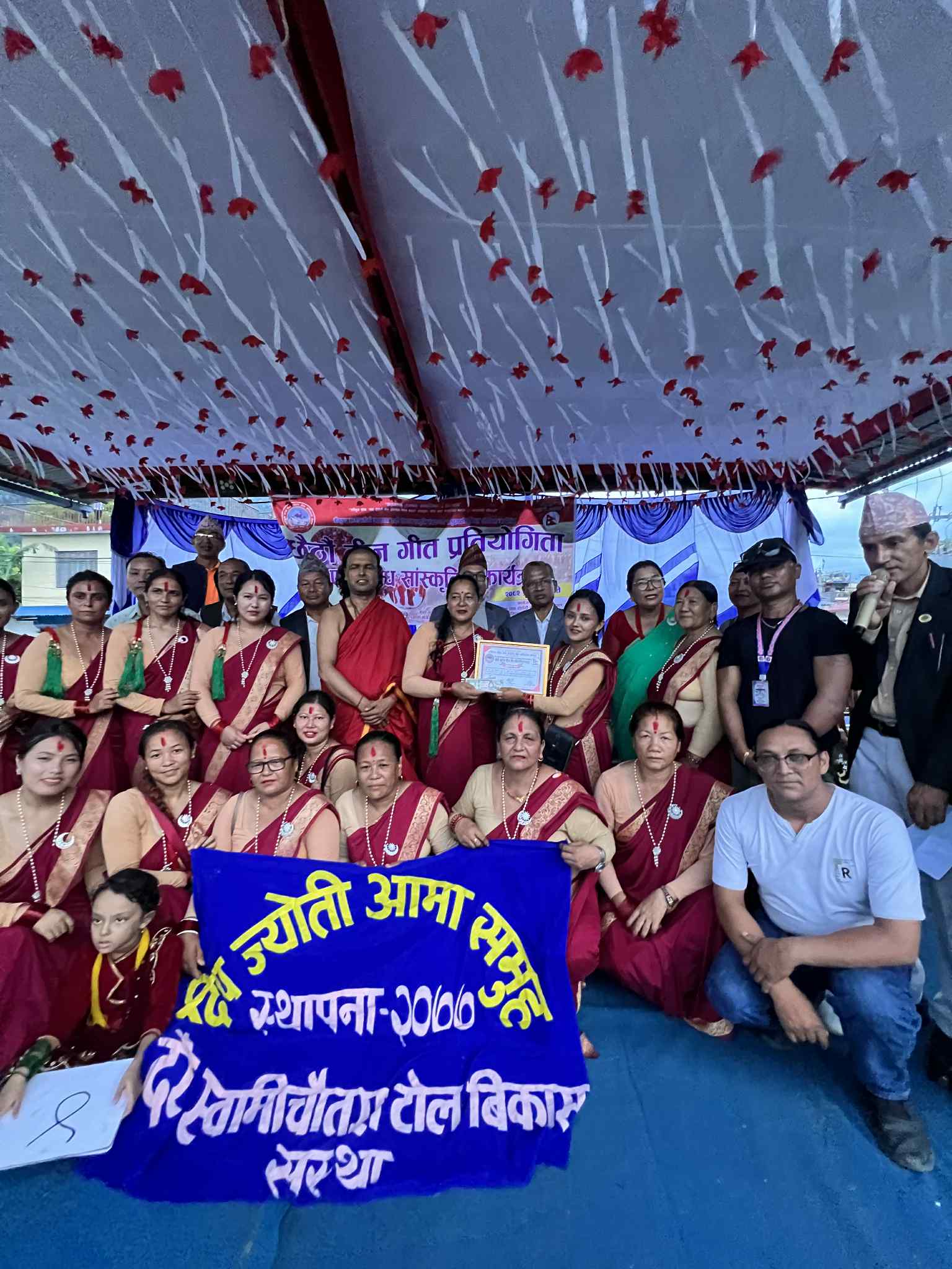 दमाैलीमा भएको लोक दोहोरी गीत प्रतिष्ठानकाे तीज गीत प्रतियोगितामा भादगाउँकाे आमा समुह प्रथम
