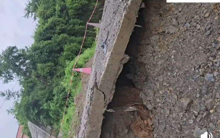 निर्माण पूरा नहुँदै ३७ करोडकाे दुलेगौंडा–लिलाचोक सडकको हेल्थपोष्टचोक नजिकै भासियाे