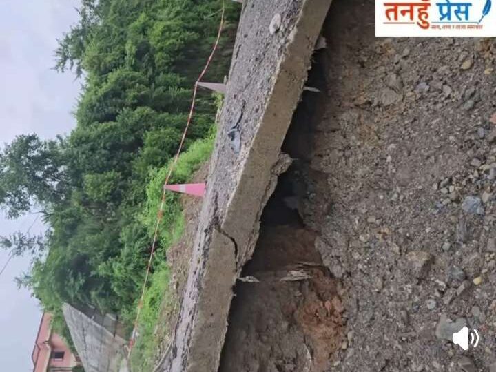 निर्माण पूरा नहुँदै ३७ करोडकाे दुलेगौंडा–लिलाचोक सडकको हेल्थपोष्टचोक नजिकै भासियाे