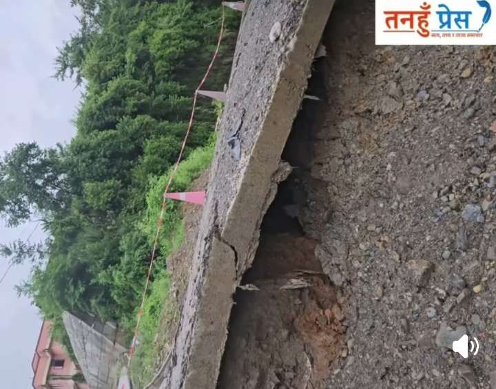 निर्माण पूरा नहुँदै ३७ करोडकाे दुलेगौंडा–लिलाचोक सडकको हेल्थपोष्टचोक नजिकै भासियाे