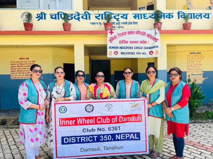 इनरह्विल क्लव द्वारा चण्डीदेवीका बिद्यार्थीलाइ छात्रवृत्ति प्रदान