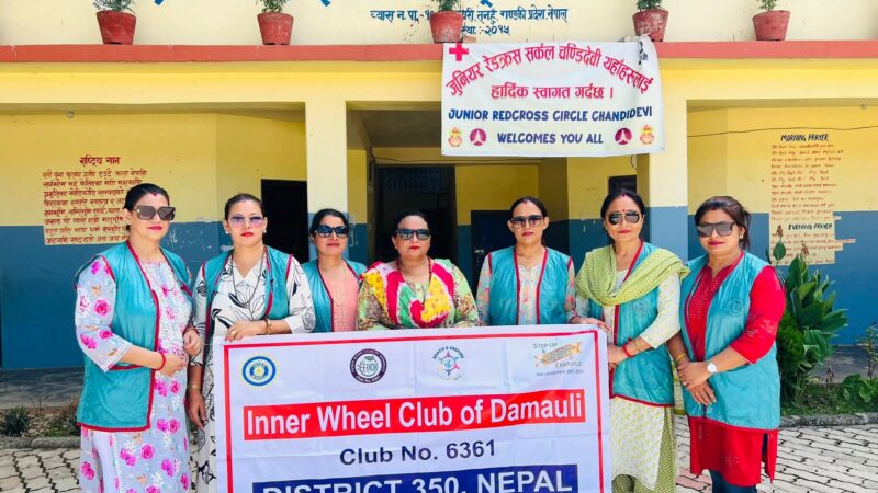 इनरह्विल क्लव द्वारा चण्डीदेवीका बिद्यार्थीलाइ छात्रवृत्ति प्रदान