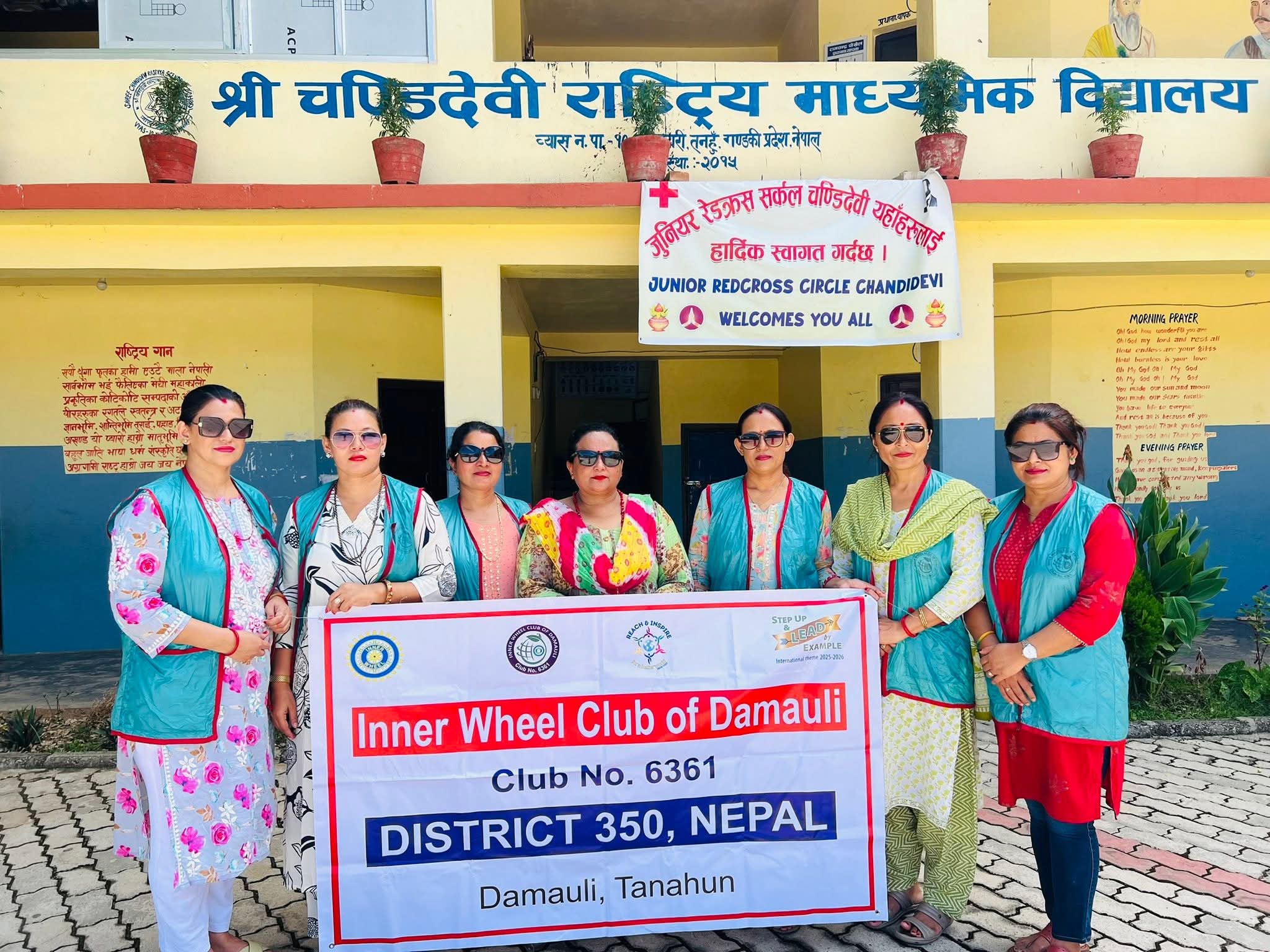 इनरह्विल क्लव द्वारा चण्डीदेवीका बिद्यार्थीलाइ छात्रवृत्ति प्रदान