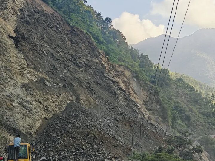 पहिरोले मुग्लिन नारायणघाट सडक खण्ड ठप्प