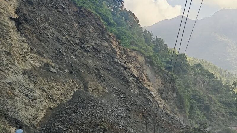 पहिरोले मुग्लिन नारायणघाट सडक खण्ड ठप्प