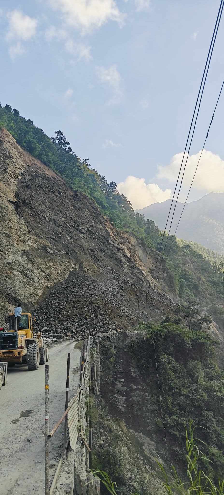 पहिरोले मुग्लिन नारायणघाट सडक खण्ड ठप्प