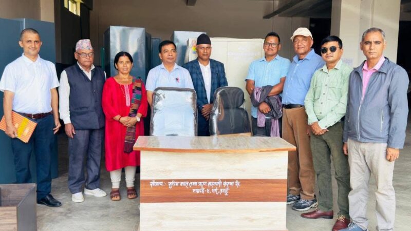जलेर ध्वस्त भएको जिल्ला प्रशासनलाई सुप्रिम सहकारी थर्पुकाे सहयोग