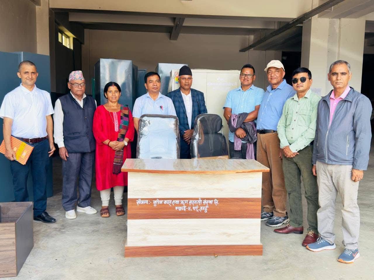 जलेर ध्वस्त भएको जिल्ला प्रशासनलाई सुप्रिम सहकारी थर्पुकाे सहयोग