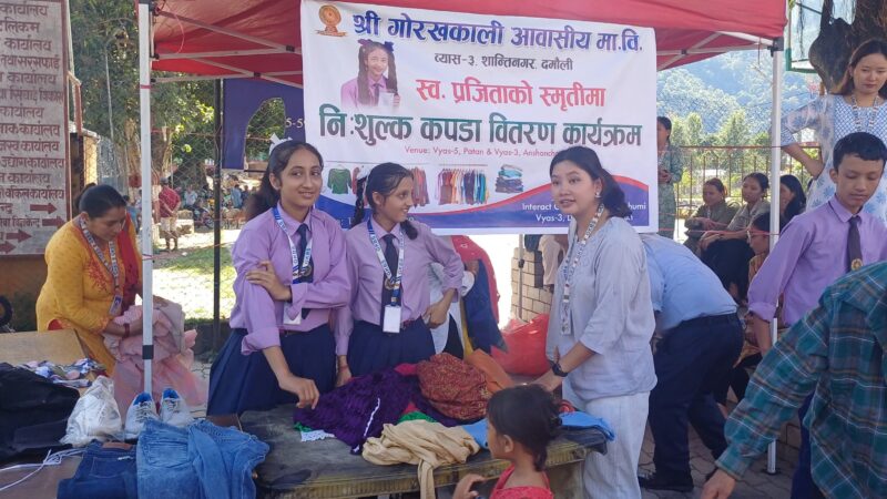 गाेरखकालीका बिद्यार्थी द्वारा निशुल्क कपडा वितरण