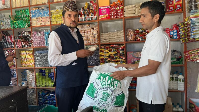 भादगाउँका पसलमा अनुगमन , ठुलो परिमाणमा म्याद नाघेका अखाद्य बस्तु जफत
