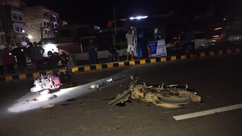 एकाबिहानै दमाैलीकाे मुख्यचाेकमा बाइक र स्कुटर ठाेक्कियाे , ४ जना घाइते , १ काे अवस्था गम्भीर