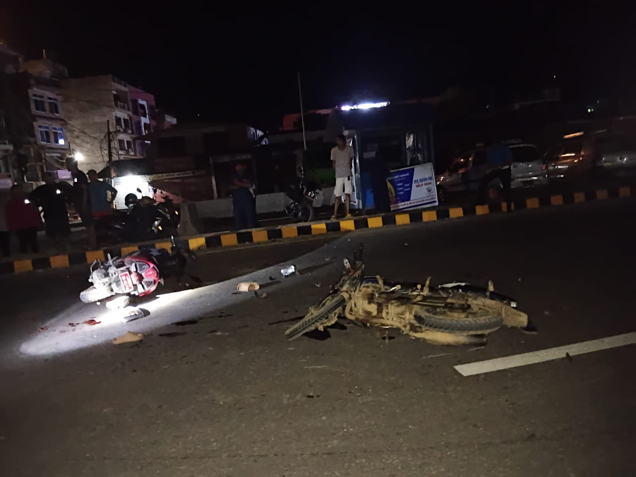 एकाबिहानै दमाैलीकाे मुख्यचाेकमा बाइक र स्कुटर ठाेक्कियाे , ४ जना घाइते , १ काे अवस्था गम्भीर