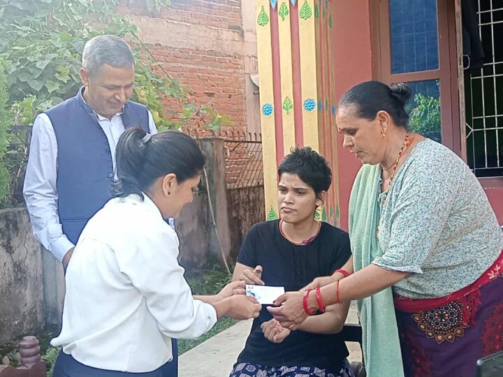 पुर्ण अपांगता भएकी व्यास ११ की पन्थलाइ सिडियाेले घरमै पुगेर दिए नागरिकता