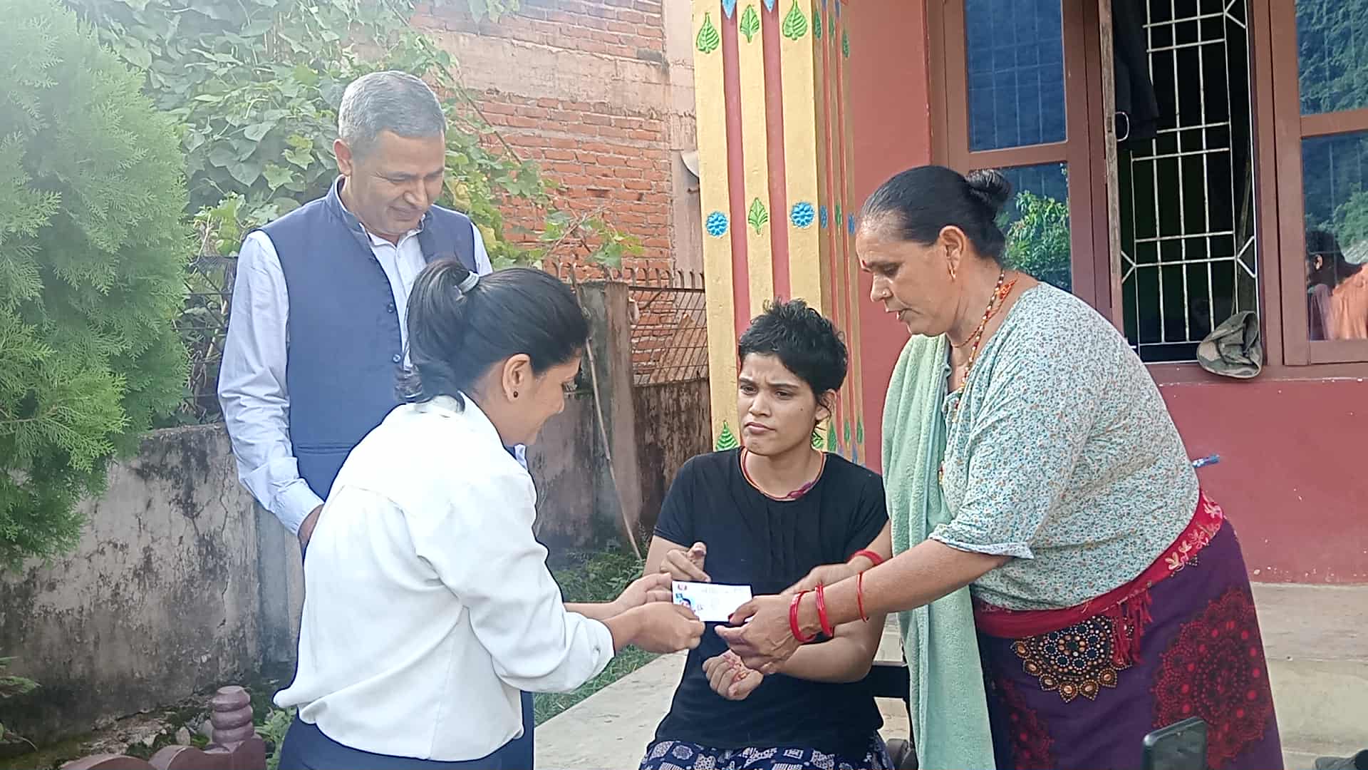 पुर्ण अपांगता भएकी व्यास ११ की पन्थलाइ सिडियाेले घरमै पुगेर दिए नागरिकता