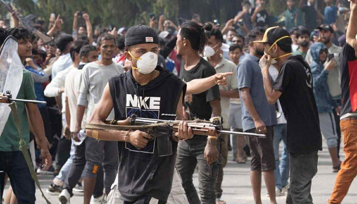 जेनजी आन्दाेलन- प्रहरीको करिब ११ सय थान हतियार लुटपाट