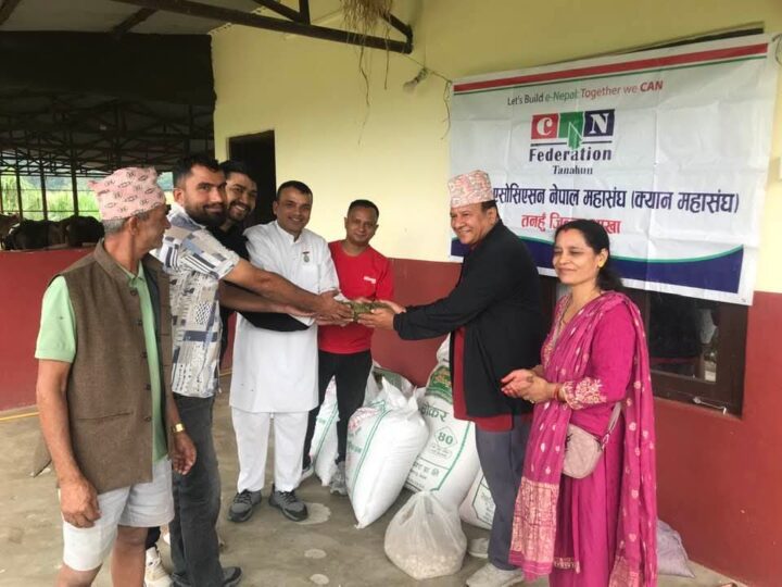 गौ संरक्षण केन्द्रलाइ क्यान तनहुँकाे पशु आहारा सहयोग