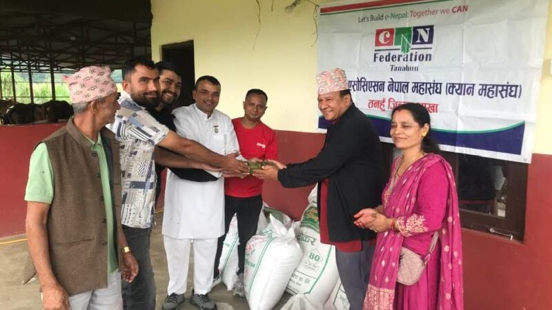 गौ संरक्षण केन्द्रलाइ क्यान तनहुँकाे पशु आहारा सहयोग