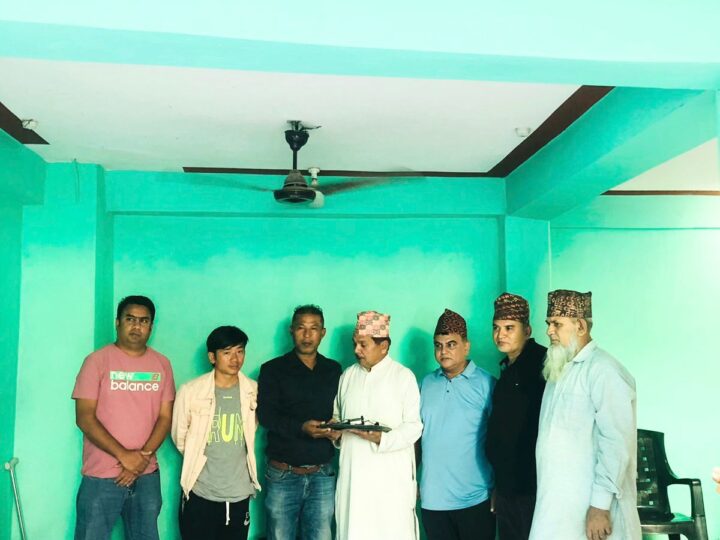 माेहन बतास फाउन्डेसनका संस्थापक बतास द्वारा नुरी हनफी मदर्शालाइ ल्यापटप सहयोग