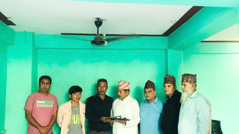 माेहन बतास फाउन्डेसनका संस्थापक बतास द्वारा नुरी हनफी मदर्शालाइ ल्यापटप सहयोग